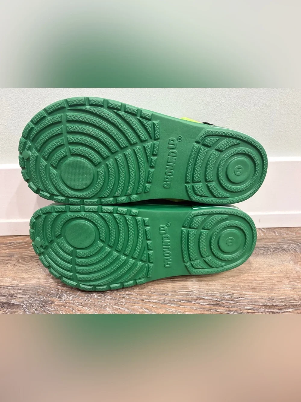 Men’s Size 11 Green Mountain Dew Clog Shoes, NWT
